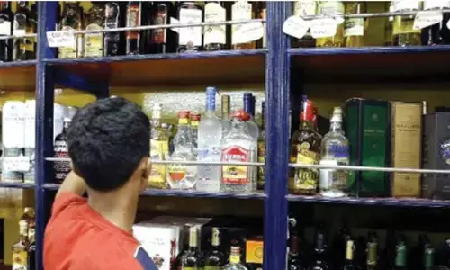 ഇനി ആ പരിപാടിയും നടക്കില്ല..!; ടാഗ് നീക്കംചെയ്യാതെ കുപ്പി പുറത്തുകൊണ്ടുപോയാൽ ഇനി പണി കിട്ടും; അലാറം മുഴങ്ങും; പരീക്ഷണം വൻ വിജയം; മദ്യക്കുപ്പി മോഷണം തടയാൻ ബെവറജസിൽ ടി ടാഗിങ് വരുന്നു