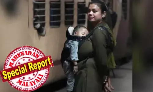 മാറോട് ചേര്‍ന്ന കുഞ്ഞ്, കയ്യില്‍ ലാത്തി, ചുറ്റുപാടും ഒടിയെത്തുന്ന കണ്ണുകള്‍; എല്ലാത്തിലുമുണ്ട് അവര്‍ക്ക് ശ്രദ്ധ; ഒരു വയസായ കുഞ്ഞിനെ മാറോട് ചേര്‍ത്ത് ജോലി കൃത്യമായി ചെയ്യുന്ന അമ്മ; പോലീസുകാരി മാത്രമല്ല, മാതാവിന്റെ ഉത്തരവാദിത്തവും തുല്യമായി നിറവേറ്റുന്ന ഒരുജീവിതം എന്ന് കമന്റ്; സമൂഹമാധ്യമങ്ങളില്‍ കയ്യടി നേടി ആര്‍പിഎഫ് ഉദ്യോഗസ്ഥ