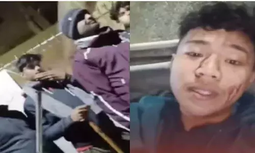 പത്തോളം പേർ അടങ്ങുന്ന സംഘം; കൈയിൽ വടി ഉൾപ്പടെ മാരക ആയുധങ്ങൾ; ഡൽഹി സർവകലാശാലയിൽ വിദ്യാർത്ഥികൾക്ക് നേരെ വംശീയാക്രമണം; കൊല്ലുമെന്നും ഭീഷണി; വീഡിയോ വൈറൽ