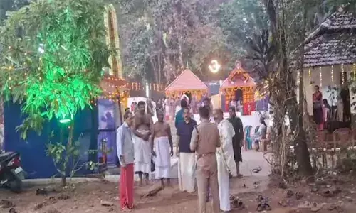 കണ്ണൂര്‍ അഴീക്കോട് വെടിക്കെട്ടിനിടെ അപകടം; ഒരു കുട്ടിയുള്‍പ്പെടെ അഞ്ചു പേര്‍ക്ക് പരിക്ക്: ഒരാളുടെ നില ഗുരുതരം