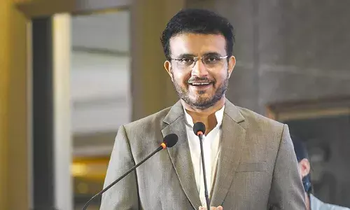 സൗരവ് ഗാംഗുലി സഞ്ചരിച്ചിരുന്ന കാര്‍ അപകടത്തില്‍ പെട്ടു; അമിതവേഗതയിലെത്തിയ ലോറി പെട്ടെന്ന് കാറിനെ മാറികടക്കാന്‍ ശ്രമിച്ചു; പെട്ടെന്ന് ബ്രേക്കിടുകയും, തൊട്ടു പിന്നിലുണ്ടായിരുന്ന കാര്‍ ഇടിക്കുകയും ആയിരുന്നു