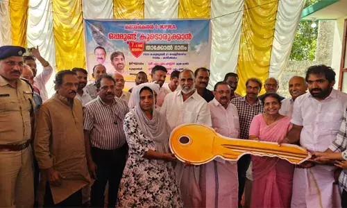 ഉമ്മന്ചാണ്ടിയുടെ നാമധേയത്തില്; ഒപ്പമുണ്ട് കൂട് ഒരുക്കാന്; കണിയാപുരത്ത് രണ്ട് വീടുകള് നിര്മ്മിച്ചു നല്കി ഉമ്മന്ചാണ്ടിയുടെ നാമധേയത്തില്; ഒപ്പമുണ്ട് കൂട് ഒരുക്കാന്; കണിയാപുരത്ത് രണ്ട് വീടുകള് നിര്മ്മിച്ചു നല്കി