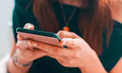 അധിക വാറണ്ടി എടുപ്പിച്ചതിന് ശേഷം മൊബൈല്‍ ഫോണ്‍ ഡിസ്പ്ലേ അപ്ഡേഷനില്‍ തകരാറായി; മാറി നല്‍കാന്‍ ആവശ്യപ്പെട്ടത് 14,000 രൂപ; വിദ്യാര്‍ഥിനിയുടെ പരാതിയില്‍ ഓക്സിജന്‍ ഡിജിറ്റല്‍ ഷോപ്പും സാംസങ് കമ്പനിയും ഒരു ലക്ഷം നഷ്ടപരിഹാരം നല്‍കണം