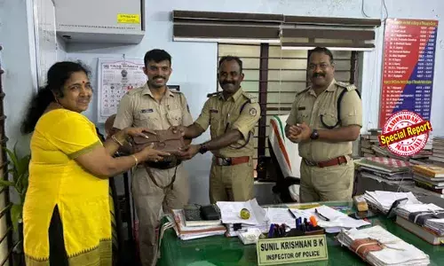 ഗേറ്റ് തുറക്കാന്‍ നേരം പണവും സ്വര്‍ണവും രേഖകളും അടങ്ങിയ ബാഗ് വച്ചത് കാറിന് മുകളില്‍; ബാഗ് ഉള്ളിലുണ്ടെന്ന വിശ്വാസത്തില്‍ ബാങ്കിലേക്ക് കാറോടിച്ച് പോയി; രക്ഷകരായി പോലീസ് വന്നപ്പോള്‍ പ്രഭയ്ക്ക് തിരിച്ചു കിട്ടിയത് ലക്ഷങ്ങള്‍