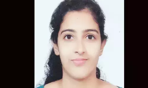 ചങ്ങനാശേരിയില്‍ സ്‌കൂട്ടറും മിനിലോറിയും കൂട്ടിയിടിച്ചുണ്ടായ അപകടത്തില്‍ മരിച്ചത് കോഴിക്കോട് മെഡിക്കല്‍ കോളേജിലെ നഴ്‌സ്; ഒപ്പമുണ്ടായിരുന്ന അമ്മയ്ക്ക് ഗുരുതര പരിക്ക്:  24കാരി വീട്ടിലെത്തിയത് രണ്ടു ദിവസത്തെ അവധിക്ക്