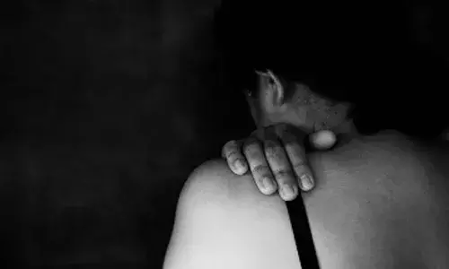 തഞ്ചത്തിൽ മയക്കിയെടുത്ത് ഹോട്ടലിന്റെ ടെറസിലേക്ക് കൂട്ടികൊണ്ടുപോയി; പരിചയക്കാരനും സുഹൃത്തുക്കളും ചേര്‍ന്ന് യുവതിയെ കൂട്ടബലാത്സംഗം ചെയ്തു; 4 പേർ പിടിയിൽ; പോലീസെത്തിയപ്പോൾ കണ്ടത്