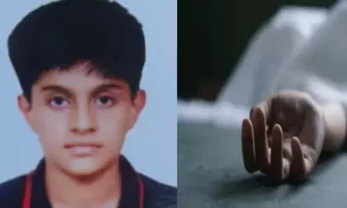 കഴുത്തിൽ പാട്; അബദ്ധത്തിൽ ഷോക്കേറ്റതാകാമെന്നും സംശയം; വെങ്ങാനൂരിൽ ഒമ്പതാം ക്ലാസ് വിദ്യാർത്ഥി മരിച്ച നിലയിൽ; മൃതദേഹം കണ്ടെത്തിയത് കിടപ്പുമുറിയിൽ നിന്നും; പതിമൂന്നുകാരന്റെ മരണത്തിൽ ദുരൂഹം