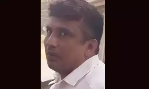 തെറ്റുതിരുത്താന്‍ ഏഴര ലക്ഷം കൈക്കൂലി; ആദ്യ ഗഡു 50,000രൂപ കൈമാറുന്നതിനിടെ വില്ലേജ് ഫീല്‍ഡ് അസിസ്റ്റന്റ് അറസ്റ്റില്‍