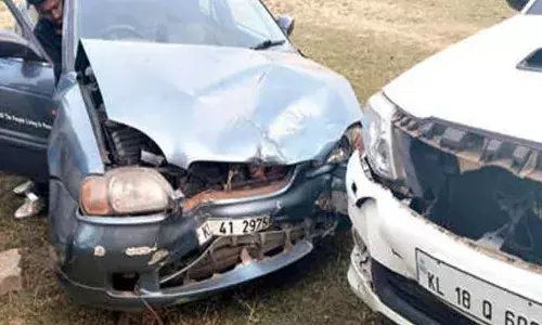 സ്‌കൂളിലെ സെന്റ് ഓഫിന് കാറുകള്‍ കൊണ്ടുവന്ന് ഗ്രൗണ്ടില്‍ അഭ്യാസ പ്രകടനം; കാറുകള്‍ കൂട്ടിയിടിച്ച് അപകടം; സംഭവത്തില്‍ ആര്‍ക്കും പരിക്കില്ല; കേസെടുത്ത് പോലീസ്