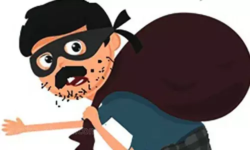 ബന്ധുവീട്ടില്‍ സല്‍ക്കാരത്തിന് പോയ തക്കം നോക്കി മോഷ്ണം; വീടിന്റെ ഓട് പൊളിച്ച് 25 പവര്‍ സ്വര്‍ണം മോഷ്ടിച്ചു; പോലീസ് കേസെടുത്ത് അന്വേഷണം ആരംഭിച്ചു