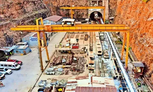 നാഗർകുർണൂലിൽ ടണൽ ഇടിഞ്ഞുണ്ടായ അപകടം; കുടുങ്ങി കിടക്കുന്നത് എട്ട് പേർ; ലൗഡ് സ്പീക്കർ വഴി സംസാരിക്കാൻ ദൗത്യ സംഘത്തിന്റെ ശ്രമം; ജാഗ്രതയോട് മുന്നോട്ട് പോകണമെന്ന് അധികൃതർ