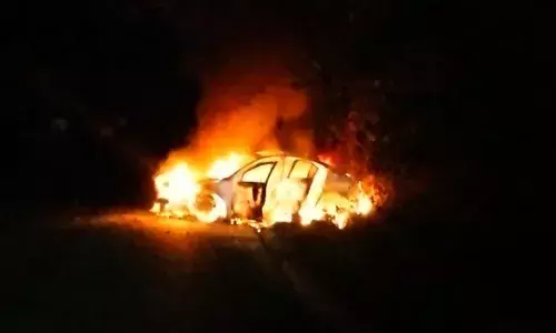 പാല്‍ച്ചുരത്തില്‍ ഓടിക്കൊണ്ടിരുന്ന കാറിന് തീ പിടിച്ചു കത്തി നശിച്ചു; നാലംഗ കുടുംബം രക്ഷപ്പെട്ടത് തലനാരിഴയ്ക്ക്