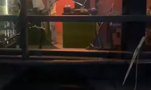 നൂറ് രൂപയ്ക്ക് മന്തി വേണമെന്നാവശ്യം;  പിന്നാലെ ഹോട്ടലിന് നേരെ കല്ലേറ്: ഭക്ഷണം കഴിച്ചുകൊണ്ടിരുന്ന യുവതിക്കും കുഞ്ഞിനും പരിക്ക്