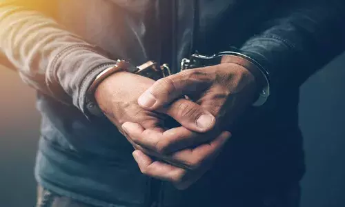 കാറിന്റെ ഡോര്‍ തുറന്നതുമായി ബന്ധപ്പെട്ടുണ്ടായ തര്‍ക്കത്തിനിടെ മാനസികാസ്വാസ്ഥ്യമുള്ളയാളെ മര്‍ദിച്ചുകൊന്ന സംഭവം; അഭിഭാഷകനും നിയമ വിദ്യാര്‍ഥിയായ മകനും അറസ്റ്റില്‍