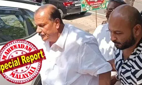 മകനില്ലാതെ കീഴടങ്ങാന്‍ പിസി ഒരിടത്തും പോകില്ലെന്ന പോലീസ് ധാരണ പൊളിഞ്ഞു; മകനേയും നിരീക്ഷിച്ച് ഈരാറ്റുപേട്ടയിലെ വീട്ടില്‍ കുത്തിയിരുന്ന പോലീസ്! കൃത്യം 11മണിക്ക് മരുമകള്‍ക്കൊപ്പം കോടതിയില്‍ കീഴടങ്ങിയ പൂഞ്ഞാറിലെ നേതാവ്; ബിജെപി പ്രവര്‍ത്തകര്‍ വീട്ടില്‍ തമ്പടിച്ചതും പോലീസിനെ പറ്റിക്കാന്‍; പോലീസിന്റെ അറസ്റ്റ് നീക്കം പൊളിഞ്ഞു; പിസി ജോര്‍ജ് കീഴടങ്ങുമ്പോള്‍