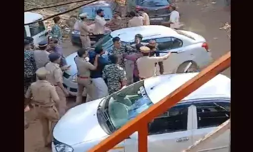 ആറളം ഫാമില്‍ കാട്ടാന ആക്രമണത്തില്‍ ആദിവാസി ദമ്പതികള്‍ കൊല്ലപ്പെട്ട സംഭവം; വനം മന്ത്രി എ കെ ശശീന്ദ്രന്റെ വാഹനത്തിന് മുന്നിലേക്ക് കരിങ്കൊടിയുമായി ചാടി വീണ് യൂത്ത് കോണ്‍ഗ്രസ്; പത്തോളം പേര്‍ കസ്റ്റഡിയില്‍