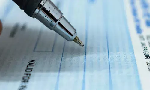 രണ്ട് ലക്ഷം രൂപയുടെ ചെക്ക് ട്രഷറിയിലെ കൗണ്ടറിന്റെ വിടവില്‍ കുടുങ്ങി; വീണ്ടെടുത്ത് അഗ്നിരക്ഷാ സേന