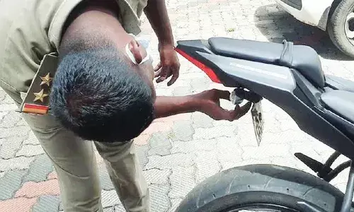 നമ്പര്‍ പ്ലേറ്റ് ഇല്ലാതെ കറക്കം; റോഡിലെ യാത്രക്കാരെ മുഴുവന്‍ പേടിപ്പിക്കും; പോലിസ് കൈകാണിച്ചാല്‍ നിര്‍ത്തില്ല: രണ്ട് ബൈക്കുകള്‍ പിടികൂടി കനത്ത പിഴയിട്ട് ട്രാഫിക് പോലിസ്