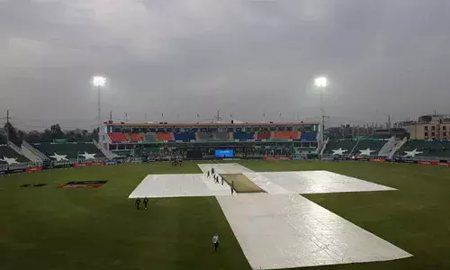 ചാമ്പ്യന്‍സ് ട്രോഫി; റാവല്‍പിണ്ടിയില്‍ മഴ; ടോസ് പോലും ഇടാനായില്ല; ഓസ്‌ട്രേലിയ- ദക്ഷിണാഫ്രിക്ക മത്സരം വൈകുന്നു