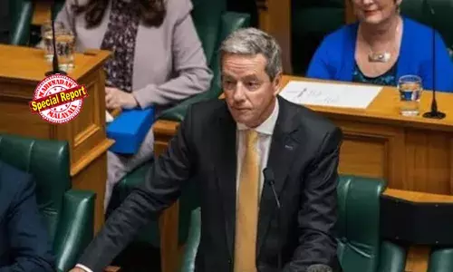 ചൂടേറിയ ചര്‍ച്ചയ്ക്കിടെ സ്റ്റാഫ് അംഗത്തിന്റെ കയ്യില്‍ കടന്നുപിടിച്ചു; പ്രതിപക്ഷം മുറവിളി കൂട്ടിയതോടെ ന്യൂസിലന്‍ഡ് വാണിജ്യ മന്ത്രി ആന്‍ഡ്രൂ ബെയ്‌ലി രാജിവച്ചു; സഭ്യേതര ഭാഷാ പ്രയോഗത്തിനും അശ്ലീലാംഗ്യ വിക്ഷേപത്തിനും ബെയ്‌ലി മുന്‍പേ വിവാദ നായകന്‍