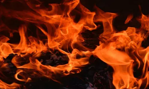 വിളക്കിൽ നിന്നും തീ പടർന്നു; തിരുവനന്തപുരത്ത് ഇലക്ട്രോണിക് സർവീസ് ഷോപ്പിൽ വൻ തീപിടുത്തം; ഉടമ പുറത്തുപോയതുകൊണ്ട് വൻ അപകടം ഒഴിവായി; ഒരു ലക്ഷം രൂപയുടെ നഷ്ടം