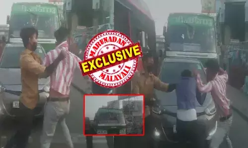 പ്രൈവറ്റ് ബസിന് പുറകിലൂടെ എത്തിയ കാറുകാരൻ അമിതമായി ഹോൺ മുഴക്കിയെന്ന് ആരോപണം; നോക്കി വെച്ച് വിഷ്‌ണുവിന്റെ ഡ്രൈവർ; കാർ സിഗ്നലിൽ നിർത്തിയതും കലികയറി; ട്രാഫിക്കിനിടയിൽ തർക്കം; പിന്നാലെ നടുറോഡിൽ തല്ലുമാല; കാറുകാരനെ ക്രൂരമായി തല്ലിച്ചതച്ച് ബസ് ജീവനക്കാർ; ഞെട്ടിപ്പിക്കുന്ന ദൃശ്യങ്ങൾ പുറത്ത്