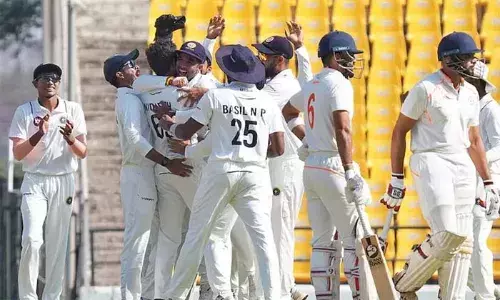 രഞ്ജി ഫൈനലില്‍ കേരളത്തിന് തകര്‍പ്പന്‍ തുടക്കം; 24 റണ്‍സിനിടെ വിദര്‍ഭക്ക് മൂന്നു വിക്കറ്റുകള്‍ നഷ്ടം; രണ്ട് വിക്കറ്റെടുത്ത് എം ഡി നിധീഷ്; വിദര്‍ഭയെ കരയറ്റാന്‍ കരുണ്‍ നായര്‍ ക്രീസില്‍