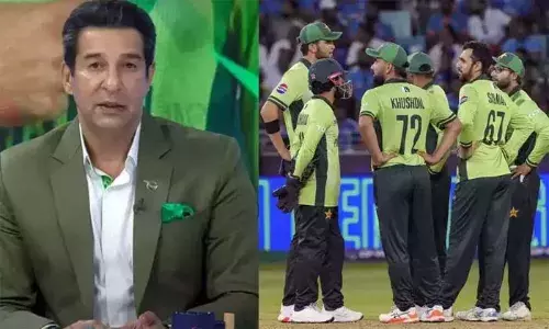 തള്ളേ, കലിപ്പ് തീരണില്ലല്ലോ..! കുരങ്ങുകള്‍ പോലും ഇങ്ങനെ കഴിക്കില്ല; ഇന്ത്യയോട് തോറ്റ പാകിസ്താന്‍ താരങ്ങളുടെ ഭക്ഷണരീതിയെ വിമര്‍ശിച്ച് വസീം അക്രം