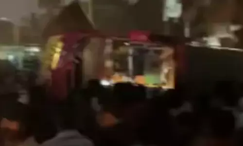 റോഡിലെ മൺകൂന കണ്ടത് പെടുന്നനെ; ഡ്രൈവർ വളയം വെട്ടിതിരിച്ചതും അപകടം; ചുങ്കം ദേശീയപാതയിൽ സ്വകാര്യ ബസ് മറിഞ്ഞു; 50 മീറ്ററോളം നിരങ്ങി പോയി; നിരവധി പേർക്ക് പരിക്ക്