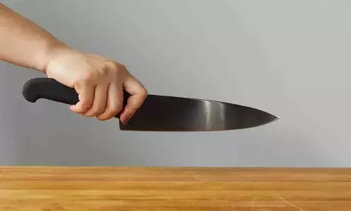 മഞ്ഞുമ്മലില്‍ ഭാര്യയെ കുത്തി പരുക്കേല്‍പ്പിച്ച ശേഷം സ്വയം കഴുത്തറുത്ത് ഗൃഹനാഥന്‍; കഴുത്തില്‍ ആഴത്തില്‍ മുറിവേറ്റ ഭര്‍ത്താവിന്റെ നില അതീവ ഗുരുതരം