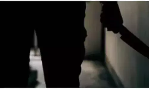 മദ്യപിക്കുന്നതിന് പണം ചോദിച്ചു; തരില്ലെന്ന് പറഞ്ഞതോടെ കത്തികൊണ്ട് ആക്രമണം; വീട്ടുമുറ്റത്തിരുന്ന യുവതിക്ക് ഗുരുതര പരിക്ക്; പ്രതി പിടിയില്‍