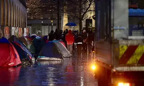 മാഞ്ചസ്റ്റര്‍ സിറ്റി സെന്ററിലിന് അരികെ പൊളിച്ചു നീക്കിയ ചേരി ഉടനടി പുനസ്ഥാപിച്ച് ഭവനരഹിതര്‍; കുടിയൊഴിപ്പിക്കലിനെതിരെ കടുത്ത പ്രതിഷേധം