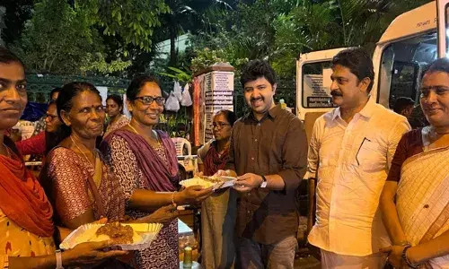 ആശാ വര്‍ക്കര്‍മാര്‍ക്ക് ഭക്ഷണ പൊതിയുമായി രമേശ് ചെന്നിത്തലയുടെ മകന്‍