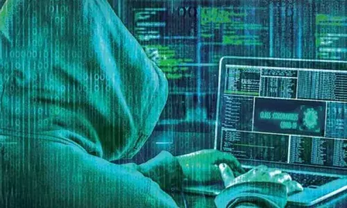 വെര്‍ച്വല്‍ അറസ്റ്റ് ഭീഷണി മുഴക്കി 68കാരിയില്‍ നിന്നും പണം തട്ടാന്‍ ശ്രമം; അക്കൗണ്ടില്‍ നിന്നും പണം പിന്‍വലിക്കാന്‍ ബാങ്കിലെത്തിയ സ്ത്രീയുടെ സംസാരത്തില്‍ മാനേജര്‍ക്ക് സംശയം; സൈബര്‍ സെല്ലിനെ വിളിച്ചതോടെ പൊളിഞ്ഞത് 61 ലക്ഷം രൂപ തട്ടാനുള്ള ശ്രമം