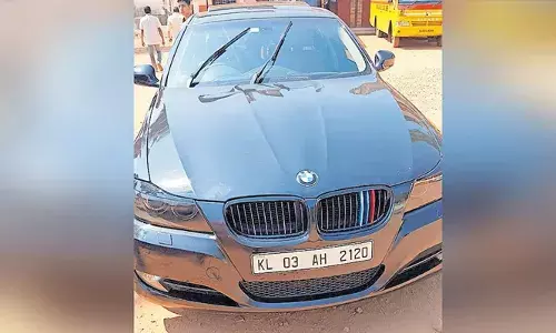 സ്‌കൂള്‍ മുറ്റത്തേക്ക് പാഞ്ഞെത്തി ബിഎംഡബ്ല്യു കാര്‍; മൈതാനത്ത് വട്ടം കറക്കിയും പൊടിപറത്തിയും അഭ്യാസം: കാറും ഓടിച്ച യുവാക്കളേയും കസ്റ്റഡിയിലെടുത്ത് പോലിസ്: കാറെത്തിയത് പത്താം ക്ലാസിന്റെ യാത്രയയപ്പ് ഗംഭീരമാക്കാന്‍