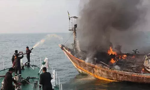 മഹാരാഷ്ട്രയില്‍ ബോട്ട് കത്തിയമര്‍ന്നു; 20തോളം മത്സ്യത്തൊഴിലാളികള്‍ രക്ഷപ്പെട്ടത് തലനാരിഴയ്ക്ക്