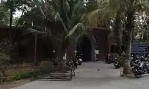 കോളജില്‍ ഹോളി ആഘോഷത്തിന് അനുമതി നിഷേധിച്ചതിന്റെ പക; അധ്യാപകരടക്കം 150 ജീവനക്കാരെ പൂട്ടിയിട്ടു; നാലു വിദ്യാര്‍ഥികള്‍ക്ക് സസ്‌പെന്‍ഷന്‍