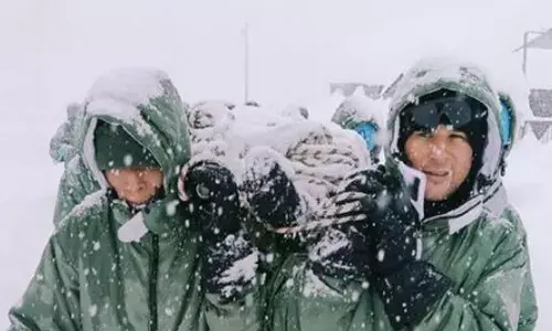 അപകടം ഉണ്ടായത് ചൈനീസ് അതിർത്തിയോട് ചേർന്ന്; ഇതുവരെ രക്ഷപ്പെടുത്തിയത് 32 പേരെ; ഇനിയും നിരവധിപേരെ കണ്ടെത്താനുണ്ട്; ഹിമാപാതത്തിൽ കുടുങ്ങിയ തൊഴിലാളികളെ രക്ഷിക്കാനുള്ള ദൗത്യം തുടരുന്നു