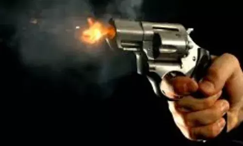 അജ്ഞാതരായ മൂന്നുപേർ കോടതിക്കുള്ളിലെത്തി; പിന്നാലെ വെടിവെയ്പ്പ്; മൂന്ന് പ്രാവശ്യം വെടിയുതിര്‍ത്തു; പൊട്ടിത്തെറി ശബ്ദത്തിൽ ആളുകൾ കുതറിയോടി; അന്വേഷണം തുടങ്ങി