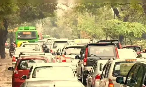മലിനീകരണം രൂക്ഷം: 15 വര്‍ഷം പഴക്കമുള്ള വാഹനങ്ങള്‍ക്ക് ഏപ്രില്‍ മുതല്‍ ഇന്ധനം നല്‍കില്ല; നിര്‍ണായക തീരുമാനവുമായി ഡല്‍ഹി സര്‍ക്കാര്‍