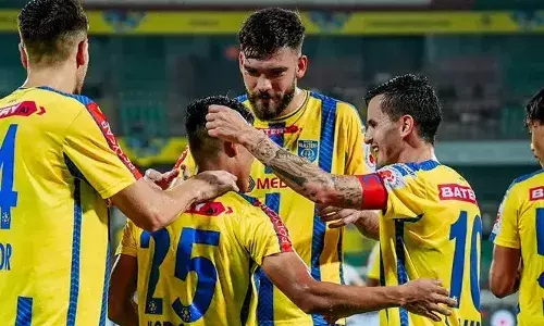 ആദ്യപകുതിയിലെ ഗോളിന്റെ മുന്‍തൂക്കം; 86ാം മിനിറ്റില്‍ സെല്‍ഫ് ഗോള്‍; വിജയം കൈവിട്ട് ബ്ലാസ്റ്റേഴ്‌സ്; പ്ലേ ഓഫ് പ്രതീക്ഷ അവസാനിച്ചു