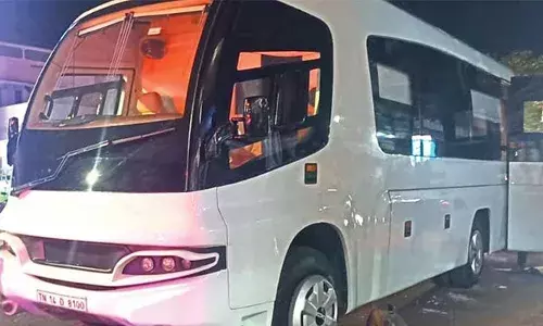 മുന്നില്‍ പോയ പൈലറ്റ് വാഹനത്തിലിടിച്ച് മാതാ അമൃതാനന്ദമയി സഞ്ചരിച്ച കാരവന്‍ തകരാറിലായി; സംഭവത്തെ തുടര്‍ന്ന് ഗതാഗതം തടസ്സപ്പെട്ടു