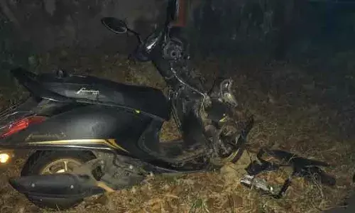 അടൂരില്‍ രണ്ടു വാഹനാപകടങ്ങളില്‍ രണ്ടു പേര്‍ മരിച്ചു: ഏനാത്ത് ഓട്ടോറിക്ഷ ലോറിയിലും കാറിലും ഇടിച്ച് ഡ്രൈവറും നെല്ലിമുകളില്‍ അജ്ഞാതവാഹനം ഇടിച്ച് സ്‌കൂട്ടര്‍ യാത്രികനും മരിച്ചു