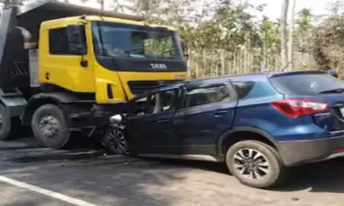 മാത്തിലിൽ കാർ ടോറസ് ലോറിയുമായി കൂട്ടിയിടിച്ച് വൻ അപകടം; ഒരാൾക്ക് ദാരുണാന്ത്യം; കാറിന്റെ മുൻഭാഗം മുഴുവൻ തകർന്നു