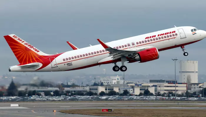 എയര് ഇന്ത്യാ വിമാനത്തിന്റെ ശൗചാലയത്തില് പുകവലിച്ചു; ആലപ്പുഴ സ്വദേശിയായ യാത്രക്കാരന് അറസ്റ്റില് എയര് ഇന്ത്യാ വിമാനത്തിന്റെ ശൗചാലയത്തില് പുകവലിച്ചു; ആലപ്പുഴ സ്വദേശിയായ യാത്രക്കാരന് അറസ്റ്റില്