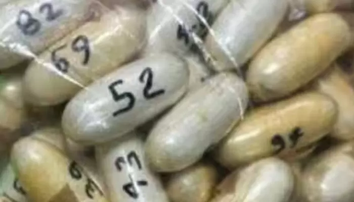 വിമാനമിറങ്ങി വന്ന യാത്രക്കാരിയുടെ മുഖത്ത് പരുങ്ങൽ ഭാവം; ആശുപത്രിയിലെത്തിച്ച് പരിശോധിച്ചപ്പോൾ ഞെട്ടൽ; വയറ്റിനുള്ളിൽ നൂറ് കൊക്കെയ്ൻ കാപ്സ്യൂളുകൾ; കൈയ്യോടെ പൊക്കി വിമാനമിറങ്ങി വന്ന യാത്രക്കാരിയുടെ മുഖത്ത് പരുങ്ങൽ ഭാവം; ആശുപത്രിയിലെത്തിച്ച് പരിശോധിച്ചപ്പോൾ ഞെട്ടൽ; വയറ്റിനുള്ളിൽ നൂറ് കൊക്കെയ്ൻ കാപ്സ്യൂളുകൾ; കൈയ്യോടെ പൊക്കി