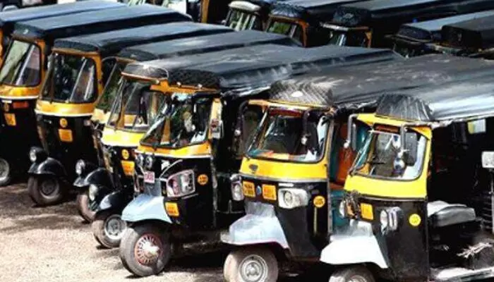 ഓട്ടോറിക്ഷകളിൽ മീറ്റർ നിരക്ക് നിർബന്ധമാക്കി; മീറ്റർ പ്രവർത്തിപ്പിക്കാത്ത വാഹനങ്ങൾക്ക് നടപടിയെടുത്തു തുടങ്ങി; റോഡിലിറങ്ങി പരിശോധന വേണ്ടെന്നു മോട്ടോർവാഹന വകുപ്പ് ഓട്ടോറിക്ഷകളിൽ മീറ്റർ നിരക്ക് നിർബന്ധമാക്കി; മീറ്റർ പ്രവർത്തിപ്പിക്കാത്ത വാഹനങ്ങൾക്ക് നടപടിയെടുത്തു തുടങ്ങി; റോഡിലിറങ്ങി പരിശോധന വേണ്ടെന്നു മോട്ടോർവാഹന വകുപ്പ്