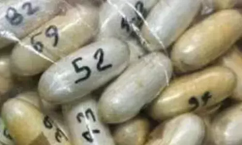 വിമാനമിറങ്ങി വന്ന യാത്രക്കാരിയുടെ മുഖത്ത് പരുങ്ങൽ ഭാവം; ആശുപത്രിയിലെത്തിച്ച് പരിശോധിച്ചപ്പോൾ ഞെട്ടൽ; വയറ്റിനുള്ളിൽ നൂറ് കൊക്കെയ്ൻ കാപ്സ്യൂളുകൾ; കൈയ്യോടെ പൊക്കി