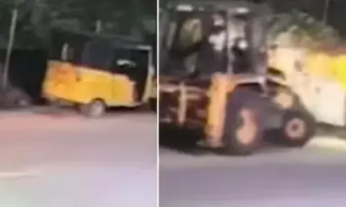 പാതിരാത്രി ജെസിബിയുമായി റോഡിലിറങ്ങി; നിരനിരയായി വാഹനങ്ങൾ ഇടിച്ച് തകർത്തു; വ്യാപക നാശനഷ്ടങ്ങൾ; ശബ്ദം കേട്ട് ഓടിയെത്തിയ നാട്ടുകാർ 17കാരനെ പിടികൂടി