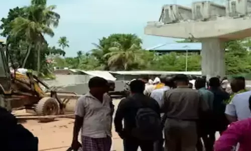 ആലപ്പുഴ ബൈപ്പാസ് മേൽപ്പാലം നിർമ്മാണ പ്രവർത്തനത്തിനിടെ അപകടം; കൂറ്റൻ ​ഗർഡറുകൾ തകർന്ന് വീണു; നിലംപൊത്തിയത് നാല് ഗർഡറുകൾ; ഒഴിവായത് വൻ അപകടം